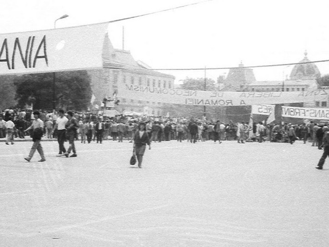 DOCUMENTAR Piaţa Universităţii (1990)